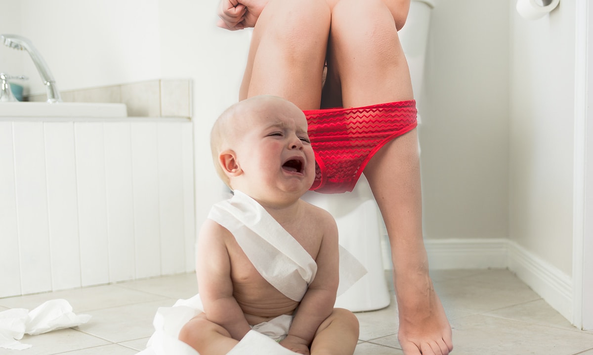 Mama și copilul, aventuri la WC: Nici n-apuc să mă așez și dă năvală! Fiică-mea are o singură mare distracție