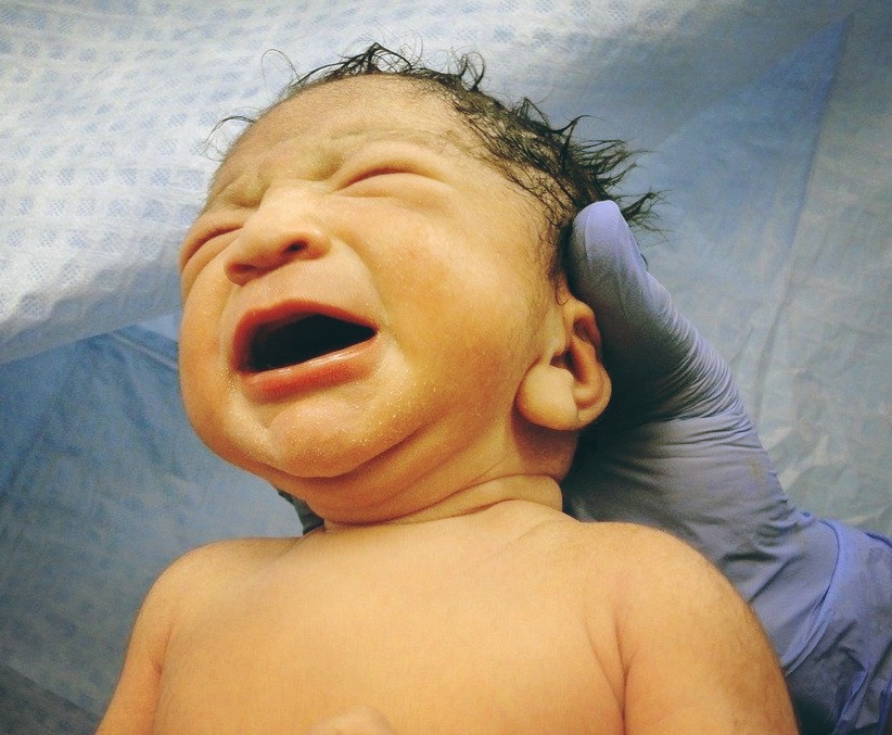 Nașterea în vremea pandemiei: un bebeluș a venit pe lume în supermarket, între rafturile goale de hârtie igienică