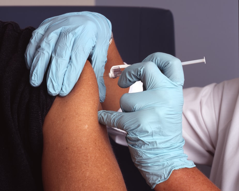 Industria farmaceutică promite un vaccin anti-COVID în 16-18 luni. „Va fi pentru toți oamenii din lume care au nevoie”